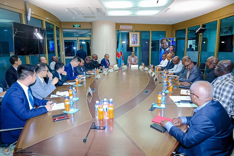 José Mpanda Kabangu échange avec une délégation chinoise sur le projet de satellite souverain de la RDC